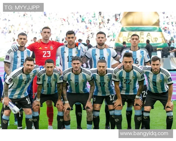 全球最受瞩目的足球明星夫妇揭秘他们的爱情与事业传奇